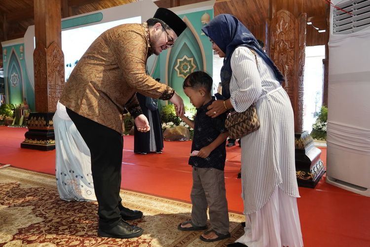 Bupati Hanindhito Himawan Pramana memberikan angpao Lebaran kepada slaah satu anak yang mengikuti acara halal bihalal bersama orang tuanya. 