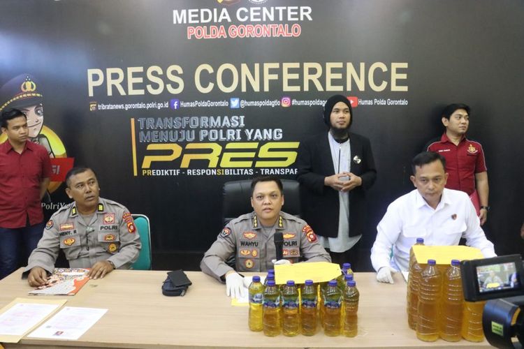 Kabid Humas Polda Gorontalo Kombes Pol Wahyu Tri Cahyono saat menggelar konferensi pers terkait keberhasilannya mengungkap kasus pengoplosan minyakita.