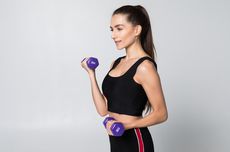 5 Latihan Dumbbell untuk Bantu Wanita Hilangkan Lemak Perut