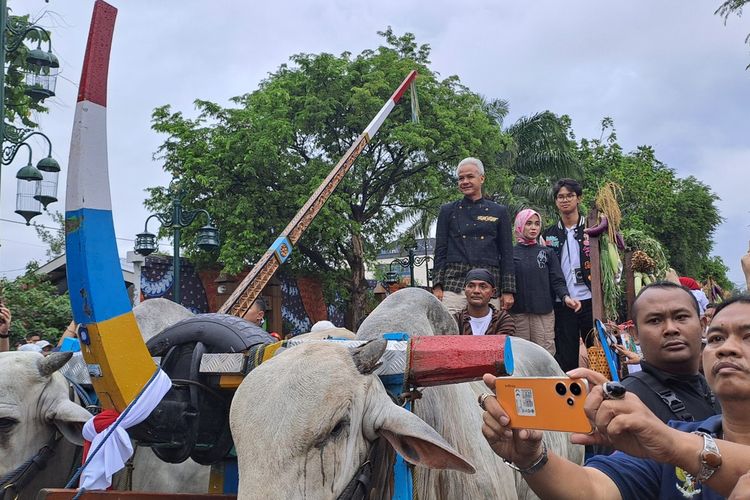 Potret Ganjar Pranowo bersama keluarga naik gerobok sapi pada Hajatan Rakyat Ganjar-Mahfud Kota Solo, Jawa Tengah, Sabtu (10/2/2024).