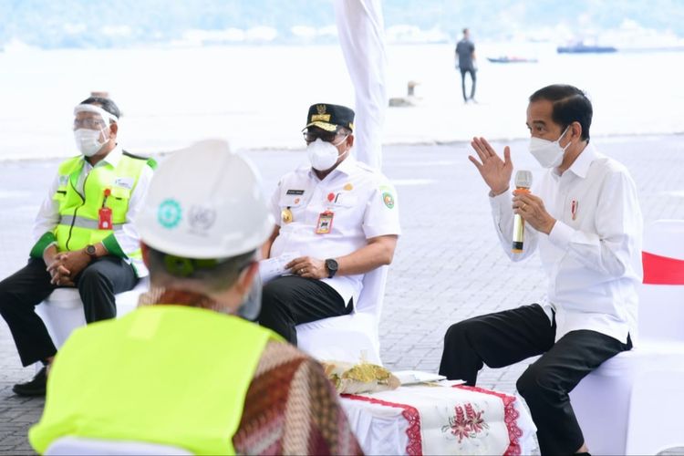 President Joko Widodo (right), who is accompanied by his ministers and other officials, speaks to entrepreneurs in the fisheries sector at Yos Sudarso Port in Ambon Thursday, March 25, 2021.   
