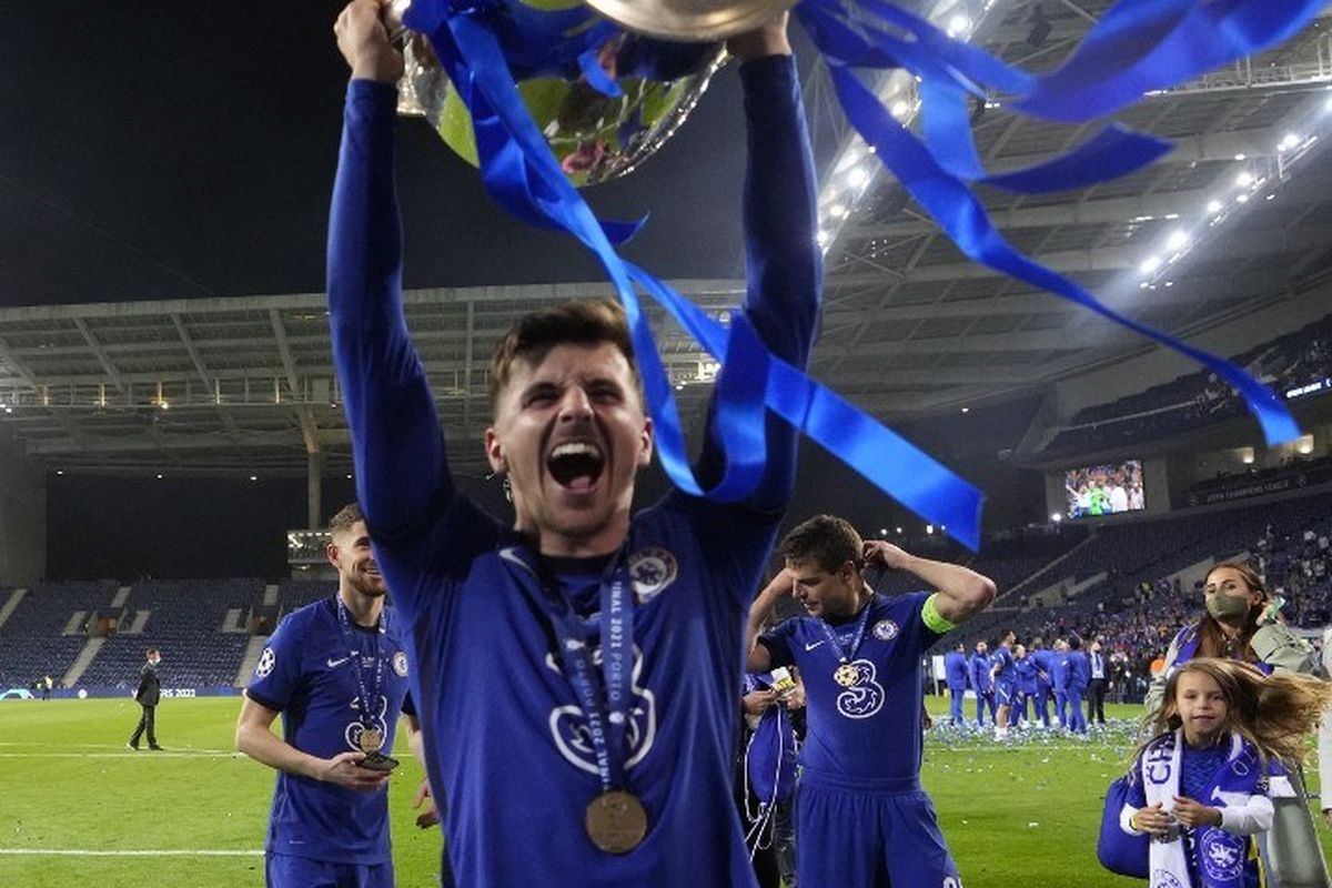 Mason Mount mengangkat trofi Liga Champions. Chelsea menjadi juara Liga Champions untuk kali kedua sepanjang sejarah klub setelah kemenangan solid 1-0 lawan Manchester City pada Minggu (30/5/2021).