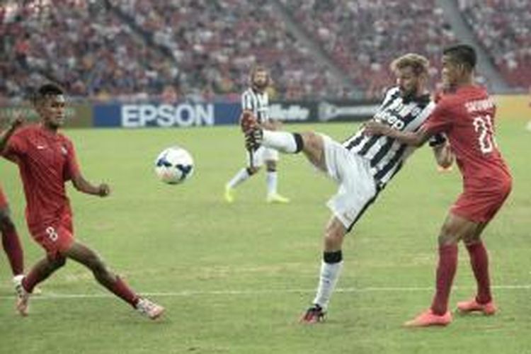 Striker Juventus, Fernando Llorente, saat berebut bola dengan para pemain Singapura All Star di Nasional Stadium, Sabtu (16/8/2014). Juventus menang 5-0 di pertandingan tersebut. 