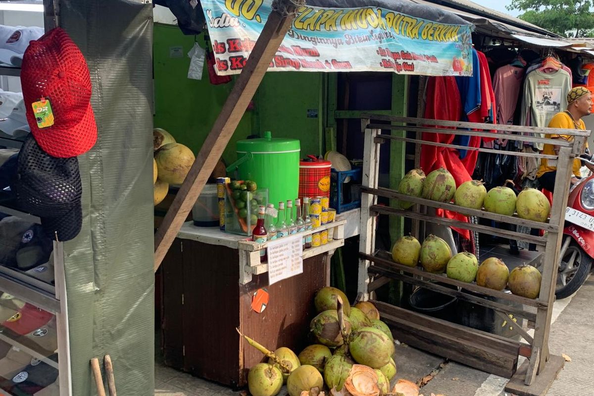 Lapak dagangan es kelapa milik Randy (23), di Pasar Ular Plumpang, Jakarta Utara, Jumat (2/2/2024).