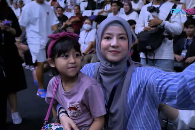 Natasha Rizky dan anaknya nonton langsung Desta dalam pertandjngan tenis RANS Sporty Party yang digelar di Istora Senayan, Jakarta Pusat, Sabtu (23/12/2023). 