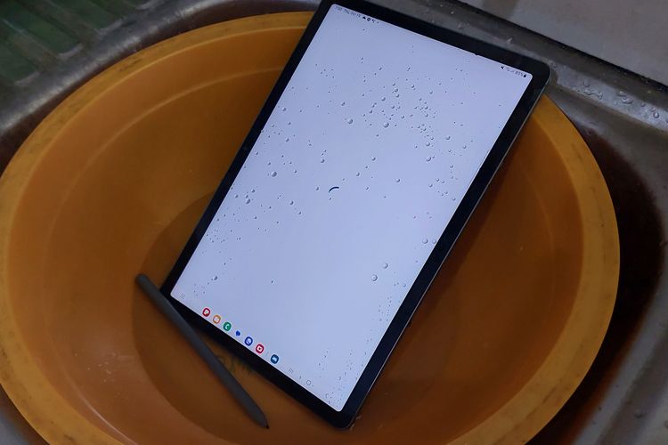 Samsung Galaxy Tab S9 FE merupakan tablet Fan Edition pertama yang tahan air dan debu. Ketahanan dengan rating IP68 ini juga berlaku untuk S Pen yang termasuk dalam kotak penjualan.

