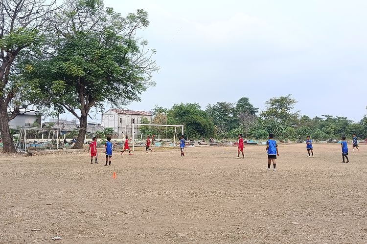 Teluk Pucung Minim RTH, Warga Manfaatkan Lapangan di Tengah Makam untuk Olahraga dan Kumpul