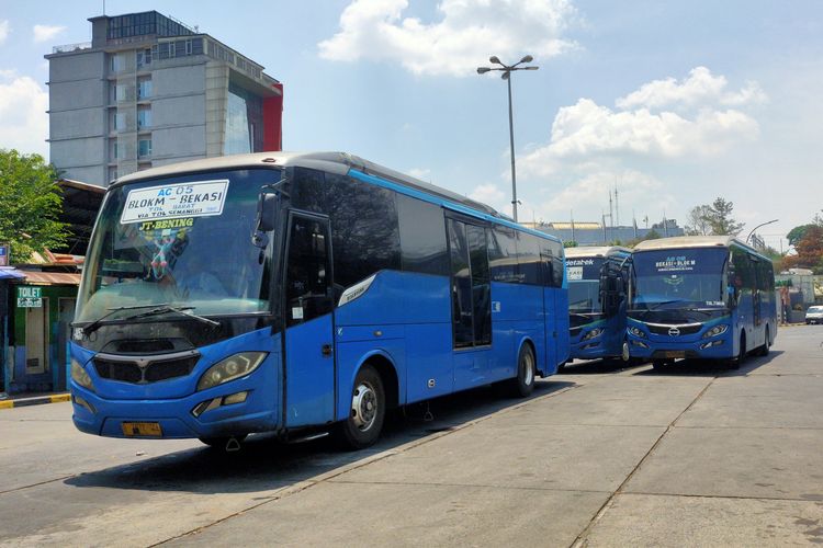 Bus Mayasari Bakti di Terminal Blok M