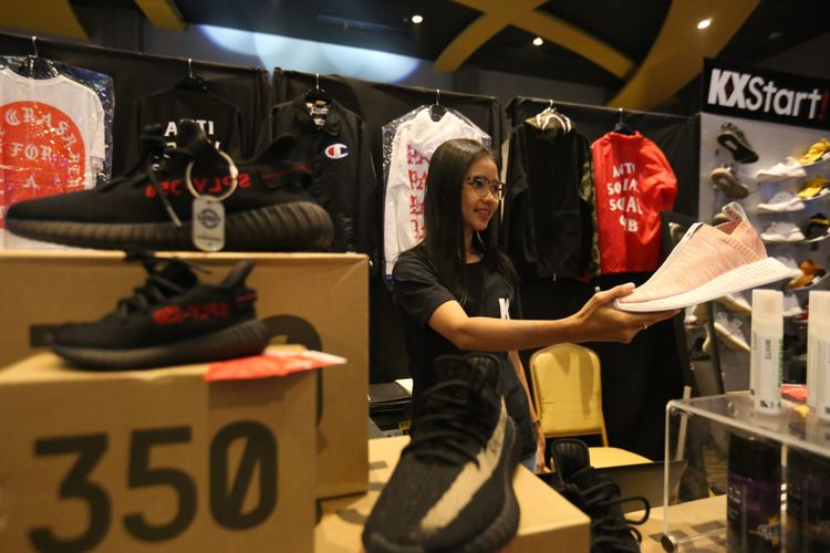 Dari sepatu, tas, baju topi, hingga aksesoris lainnya, dijajakan pada acara Sneaker Week  di Gandaria City, Jakarta Selatan, Kamis (21/9/2017). Berbagai macam merek seperti Adidas, Nike, Vans, Bathing Ape dan lain-lain dijajakan dalam acara yang  berlangsung hingga 23 September mendatang.