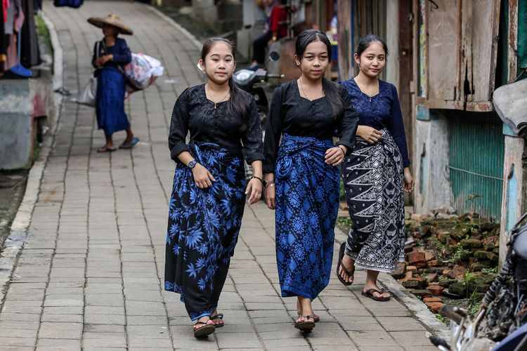 Warga baduy saat beraktivitas di Desa Kanekes, Kecamatan Baduy, Kabupaten Lebak, Banten, Selasa (28/4/2020). Tidak hanya menutup aktivitas wisata, Pemerintah Desa Kanekes juga melarang warga Baduy untuk bepergian ke kota besar seperti Jakarta, untuk menghindari virus corona.