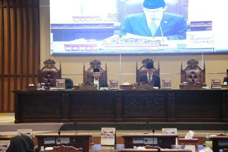 Dewan Perwakilan Rakyat Daerah (DPRD) Provinsi Sumatera Selatan (Sumsel) mengadakan Rapat Paripurna LXIV (64) yang dihadiri oleh Wakil Gubernur (Wagub) Sumsel Mawardi Yahya didampingi oleh Sekretaris Daerah Provinsi (Sekdaprov) Sumsel SA Supriono, Jumat (8/6/2023)

