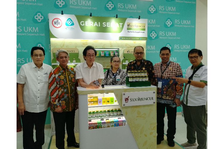 Direktur Sido Muncul Dr (HC) Irwan Hidayat (tengah) bersama IDI Jabar dan perwakilan RS Unggul Karsa Medika, Kabupaten Bandung di Gerai Sehat Sido Muncul Natural, Sabtu (18/1/2025)