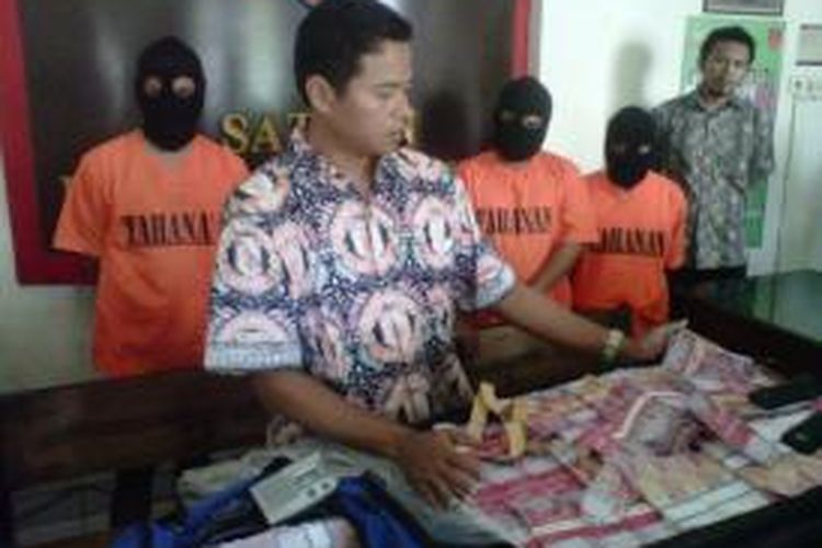 Kasat Reskrim Polresta Yogya, Kompol Dodo Hendro Kusumo saat menunjukan uang maianan yang digunakan untuk aksi penipuan