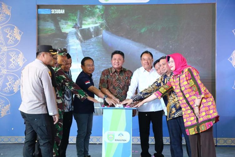 Gubernur Sumatera Selatan (Sumsel) Herman Deru saat meresmikan infrastruktur irigasi di Desa Tanjung Baru, Kecamatan Tanjung Tebat, Kabupaten Lahat, Sumsel, Minggu (10/9/2023). 
