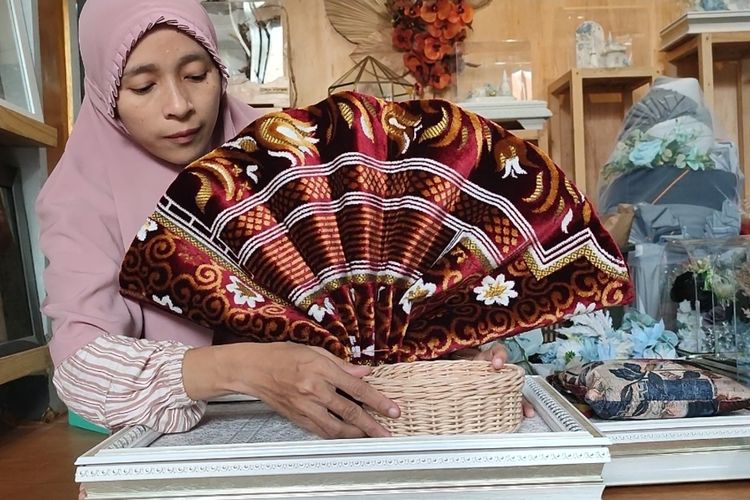 Vica warga Desa Klangenan Kecamatan Klangenan Kabupaten Cirebon Jawa Barat menjalani bisnis hias seserahan. Di bulan Syawal, usahanya banjir pesanan seiring banyaknya orang yang menikah di bulan Syawal hingga pesenan naik 100 persen.