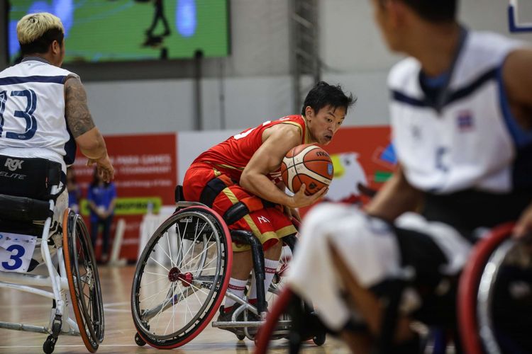 Pebasket kursi roda Indonesia, Donald Putra Santoso beraksi saat final melawan Thailand pada test event Para Games Invitational Tournament di Kawasan Gelora Bung Karno, Senayan, Jakarta Pusat, Senin (2/7/2018). Tim bola basket kursi roda Thailand menang dengan skor 58-35.