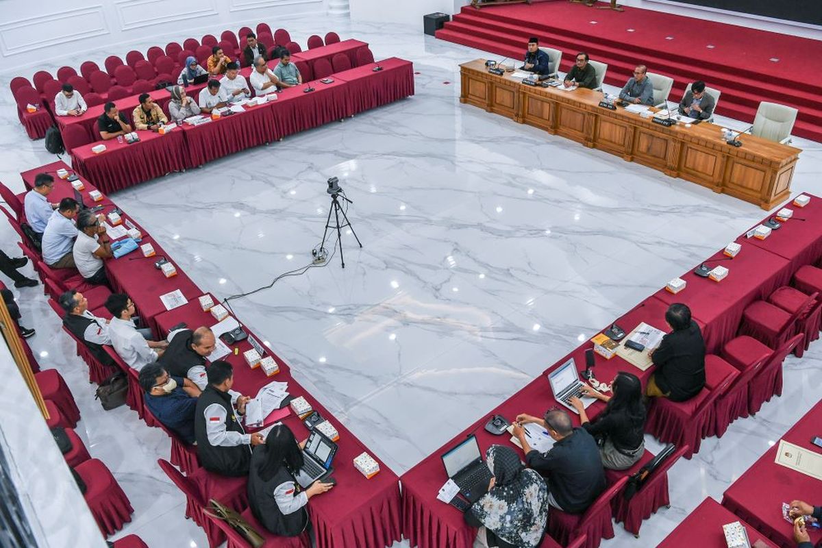 Suasana rapat tertutup antara KPU dengan masing-masing Timses pasangan Capres-Cawapres Pilpres 2024, di Gedung KPU, Jakarta, Rabu (6/12/2023). Rapat tersebut membahas soal format hingga panelis debat Capres-Cawapres Pilpres 2024. ANTARA FOTO/Galih Pradipta/YU