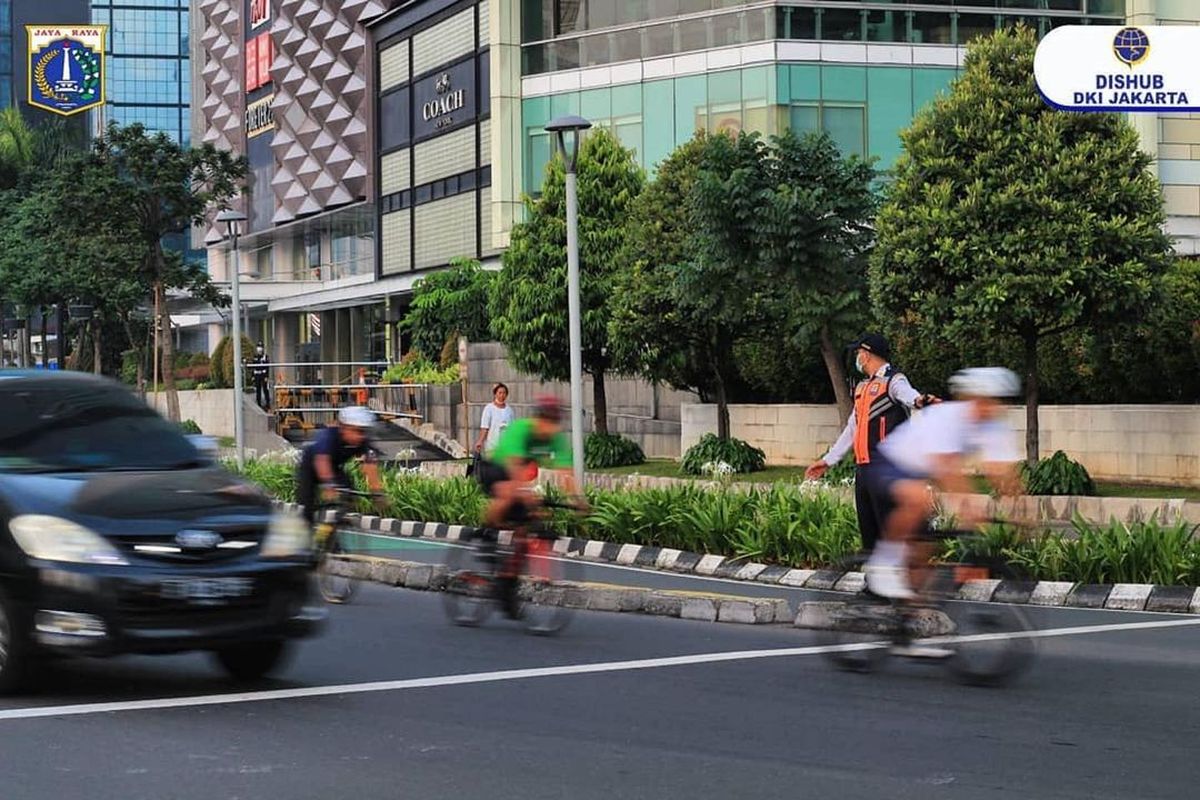 Uji coba jalur kendaraan bermotor Sudirman-Thamrin untuk pesepeda road bike. 