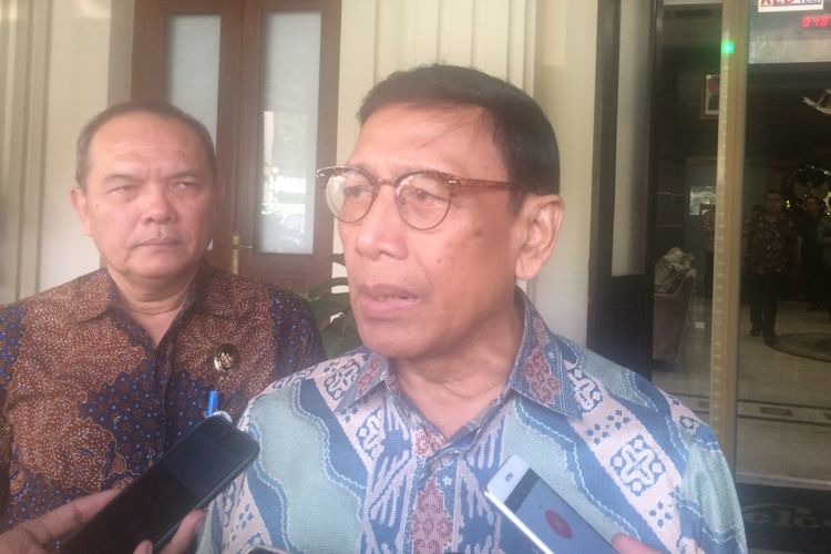 Menko Polhukam Wiranto usai memimpin Rapat Koordinasi Khusus Tingkat Menteri di Kemenko Polhukam, Jakarta, Jumat(20/7/2018).