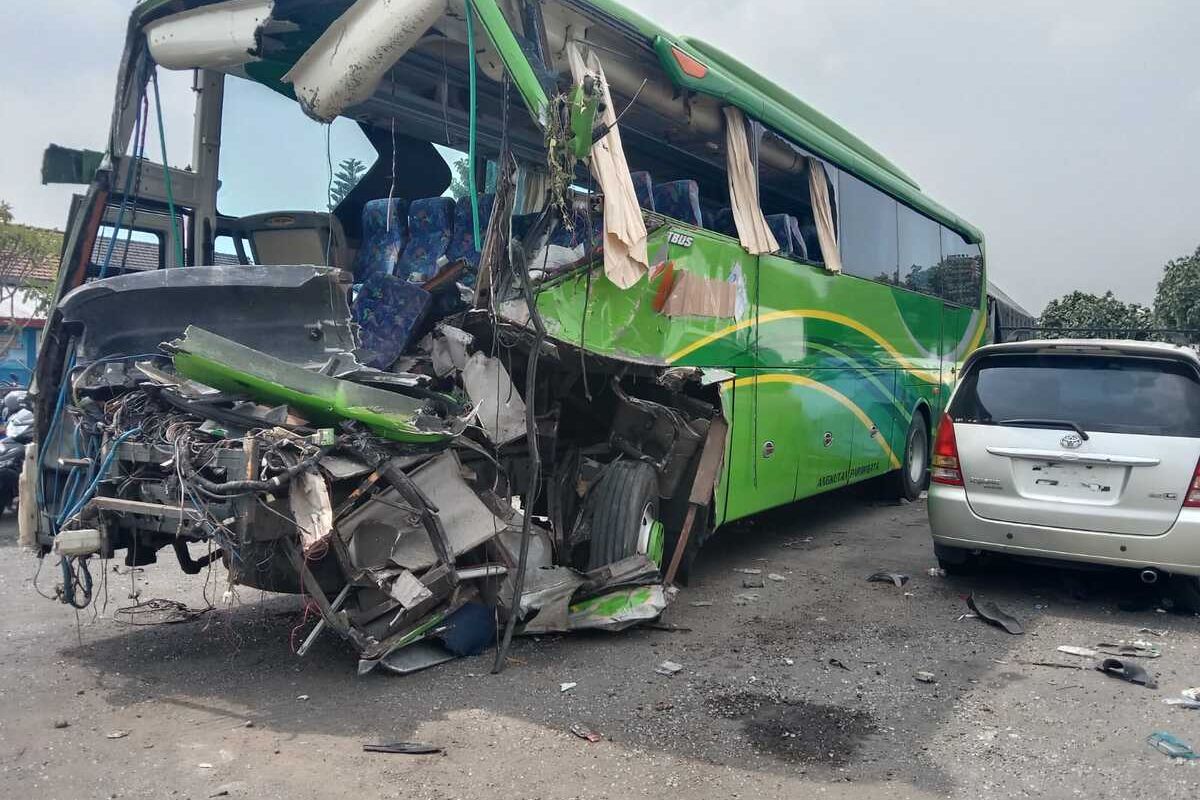Kondisi Bus Pariwisata Bimario setelah dipindahkan ke Satlantas Polres Jombang, Jawa Timur, Rabu (22/5/2024). Kendaraan yang membawa puluhan siswa SMP PGRI 1 Wonosari, Malang, mengalami kecelakaan di jalan tol Jombang - Mojokerto, Selasa (21/5/2024) malam.
