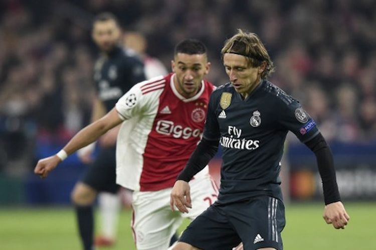Hakim Ziyech membayang-bayangi Luka Modric pada pertandingan Ajax Amsterdam vs Real Madrid dalam babak 16 besar Liga Champions di Johan Cruyff Arena, 13 Februari 2019. 