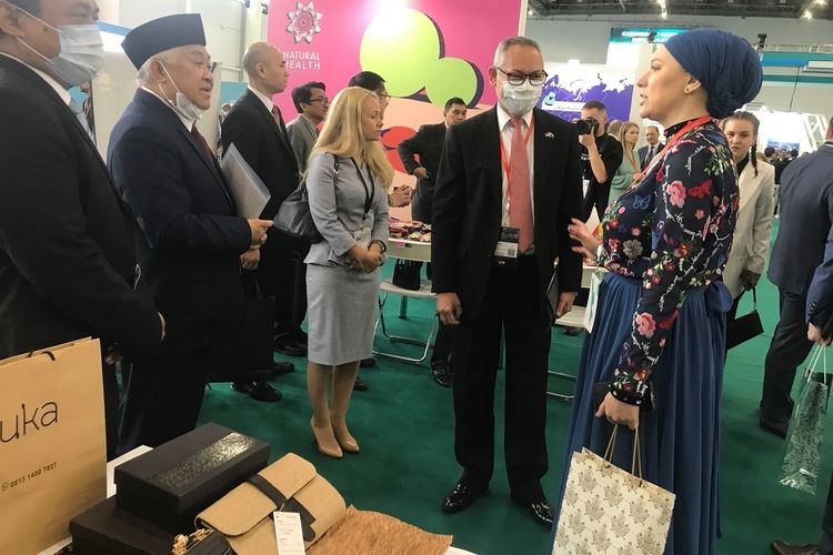 Dubes Jose Tavares berbincang dengan Kepala TIDA Republik Tatarstan di Paviliun Indonesia Russia Halal Expo 2022.