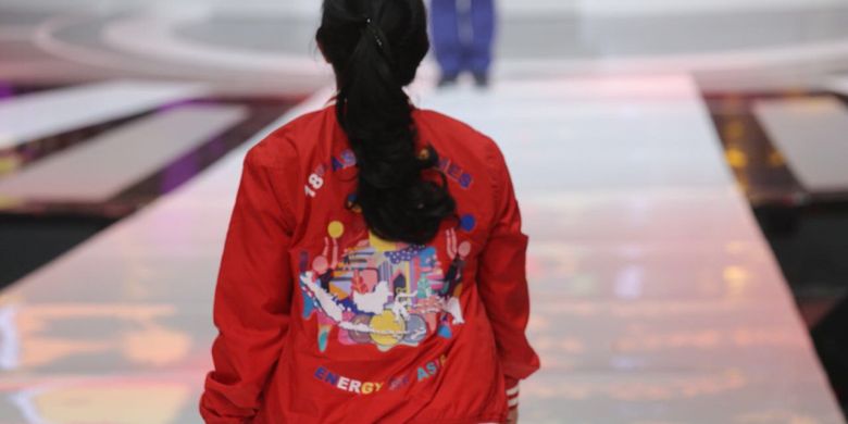 Menteri Koordinator bidang Pembangunan Manusia dan Kebudayaan (PMK) Puan Maharani mengikuti jejak Presiden Joko Widodo membuat jaket kustom bertema Asian Games 2018.   Jaket kustom berwarna merah itu ia kenakan di atas panggung  panggung Konser 100 Hari Menjelang Asian Games 2018, Kamis (10/5/2018) malam. 