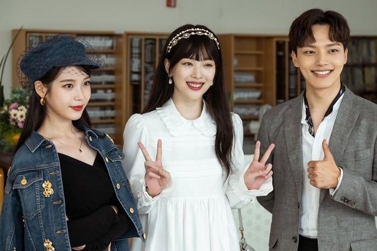 Para pemain Hotel Del Luna (dari kiri ke kanan) IU, Sulli, dan Yeo Jin Goo. Sebagai sahabat, IU mengajak Sulli ikut serta bermain sebagai cameo dalam drama Hotel Del Luna. 