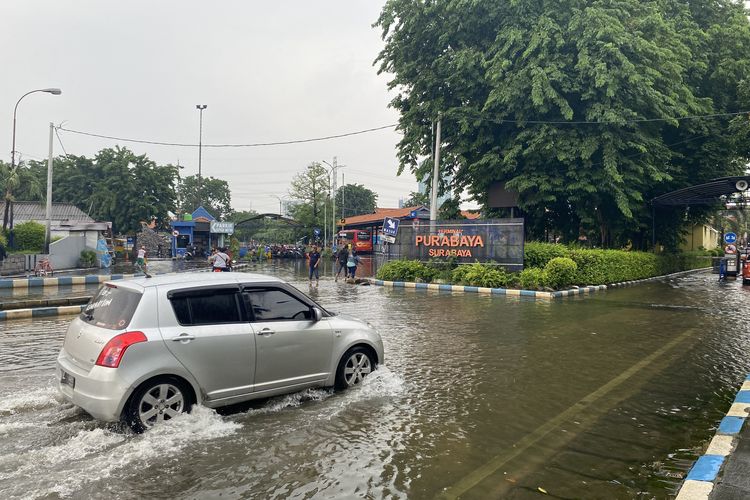 Banjir yang menggenangi Terminal Purabaya, Rabu (21/2/2024).