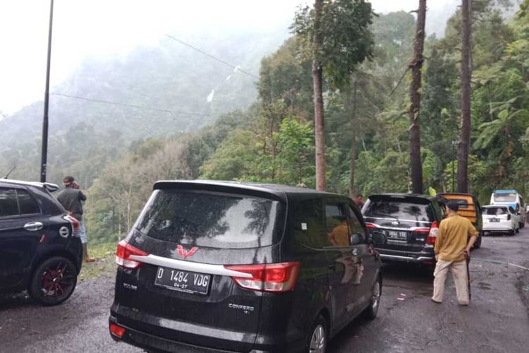 Antrian kendaraan di kawasan Gunung Gelap, Kamis (23/09/2022) pagi karena longsoran yang terjadi akibat hujan Kamis (22/09/2022) malam (Foto : Ist)