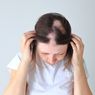 6 Penyebab Rambut Rontok Parah, Bisa Akibatkan Kebotakan