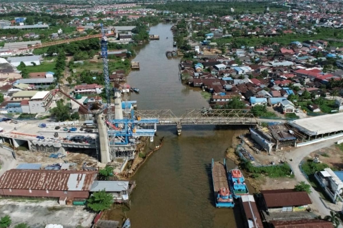 Jembatan Sei Alalak sepanjang 850 meter di Banjarmasin, Provinsi Kalimantan Selatan (Kalsel), ditargetkan tuntas Maret 2021.