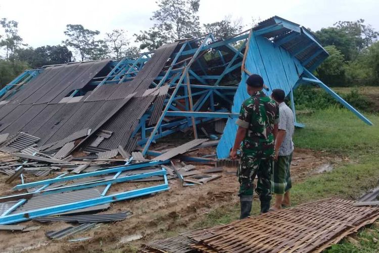 Pasar desa di Desa Lancar, Kecamatan Larangan, Kabupaten Pamekasan, ambruk setelah diterjang angin puting beliung pada Jumat (10/1/2020). Ada 13 bangunan yang rusak dalam kejadian ini yang meliputi Desa Lancar dan Desa Montok, Kecamatan Larangan.