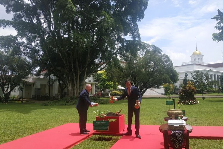 Presiden Joko Widodo dan Perdana Menteri (PM) Palestina Mohammad IM Shtayyeh menanam Pohon Meranti di halaman belakang Istana Kepresidenan Bogor, Jawa Barat, pada Senin (24/10/2022) siang.