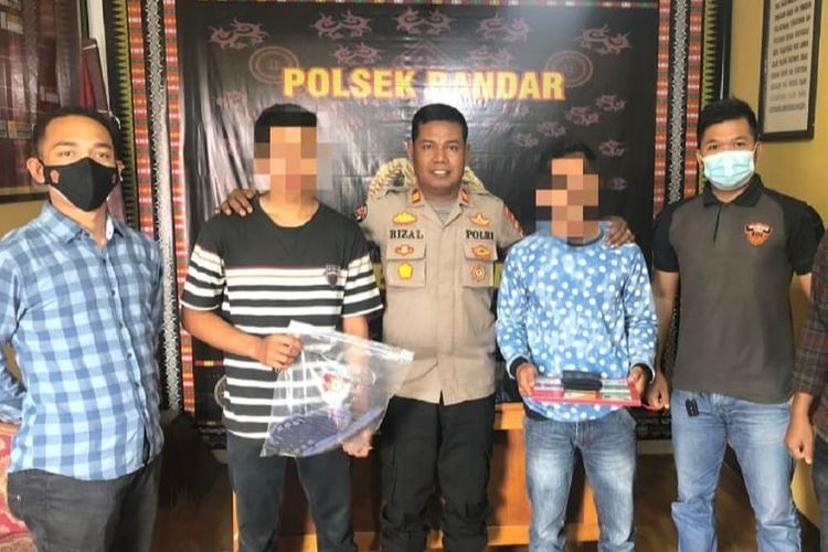 Dua pemuda yang berupaya mencuri biji kopi pada Jumat (8/4/2022), menyerahkan diri ke Polsek Bandar, Aceh pada Kamis (14/4/2022).