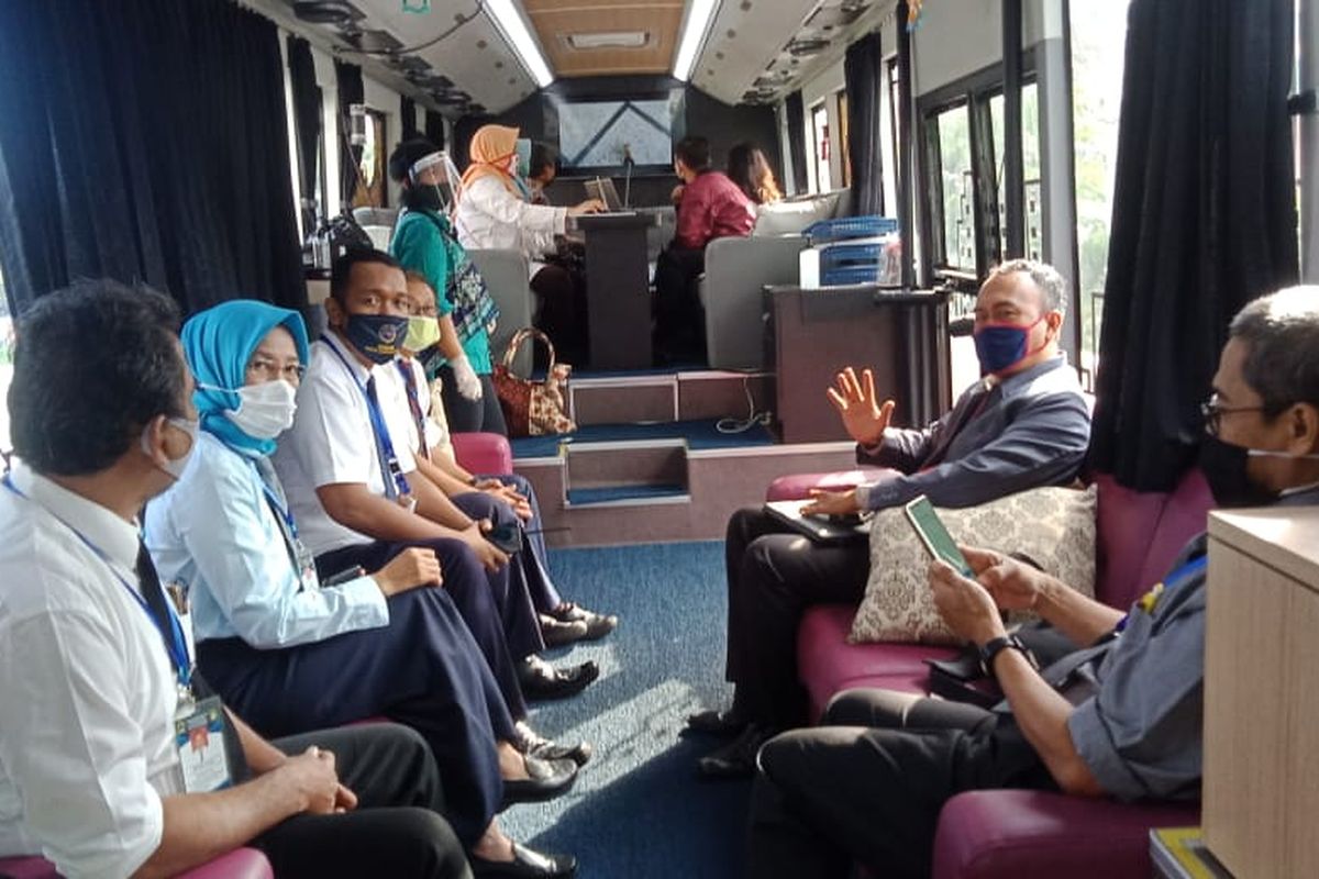 sejumlah peserta rapat di dalam bus gatotkaca