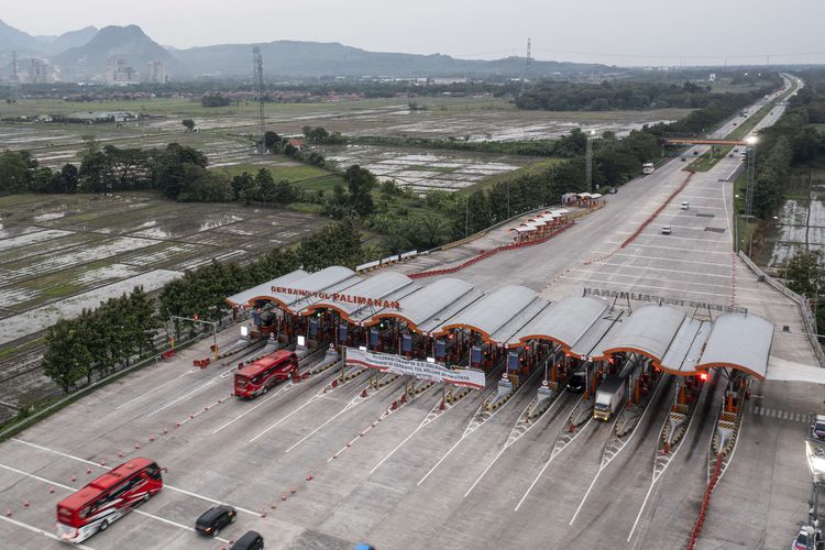 Foto udara sejumlah kendaraan melintas di Gerbang Tol Palimanan, Cirebon, Jawa Barat, Selasa (26/4/2022). Badan Pengatur Jalan Tol (BPJT) Kementerian Pekerjaan Umum dan Perumahan Rakyat (PUPR) meniadakan transaksi kendaraan di Gerbang Tol (GT) Palimanan untuk mencegah terjadinya penumpukan kendaraan yang mengantre untuk transaksi atau 'tapping' kartu uang elektronik, dan pengguna jalan tol bisa melakukan transaksi di gerbang tol selanjutnya.