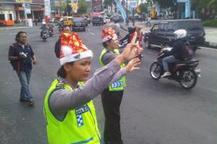 Ilustrasi: sejumlah petugas dari Satuan Lalu Lintas Polres Jember, Jawa Timur, memakai topi Sinterklas saat mengatur arus lalu lintas di seputar alun- alun Kota Jember, Senin (23/12/13).