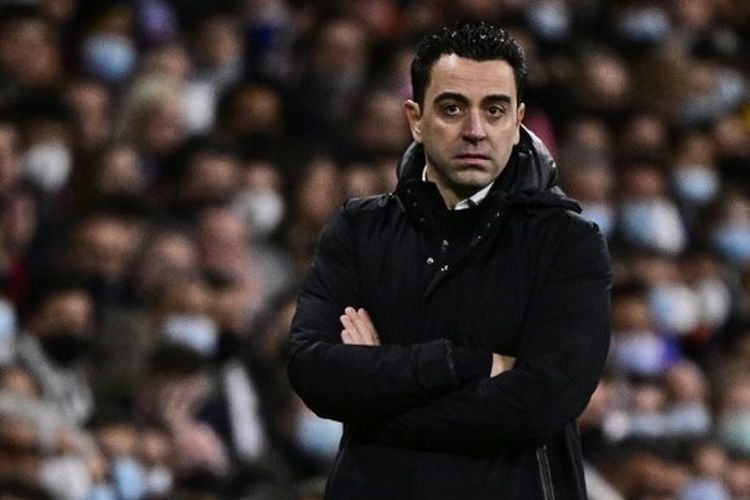 Ekspresi pelatih Barcelona, Xavi Hernandez, di tengah laga El Clasico melawan Real Madrid.