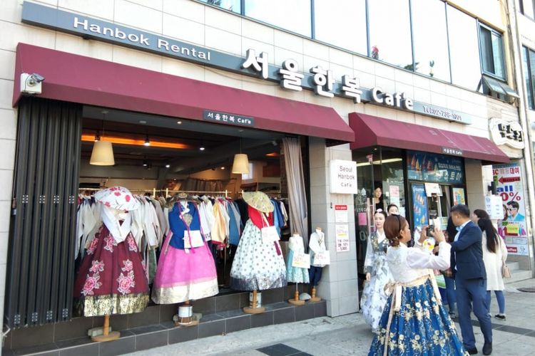 Salah satu rental hanbok di depan Istana Gyeongbok di Seoul, Korea Selatan. Penyewaan hanbok ini mulai 5.000 won (1 won=Rp 14). 