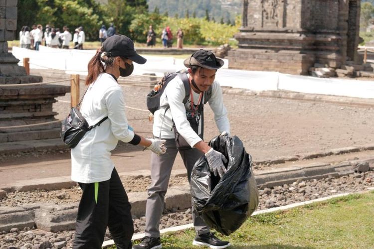 Aksi Dieng Lestari menjadi pembuka rangkaian Dieng Culture Festival (DCF) 2022 di dataran tinggi Dieng, Banjarnegara, Jawa Tengah, Jumat (2/9/2022).