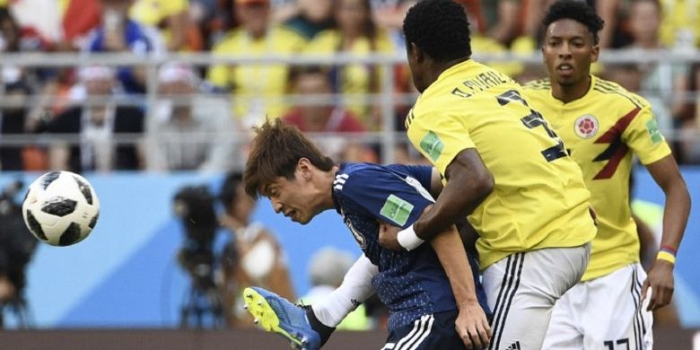 Penyerang Jepang, Yuya Osako, mendapat kawalan ketat dari bek Kolombia, Oscar Murillo, pada laga Grup H Piala Dunia 2018, 19 Juni 2018. 