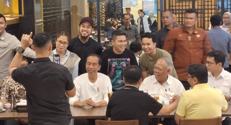 Kunjungi Mal Pentacity, Jokowi Makan Malam Bersama Para Menteri