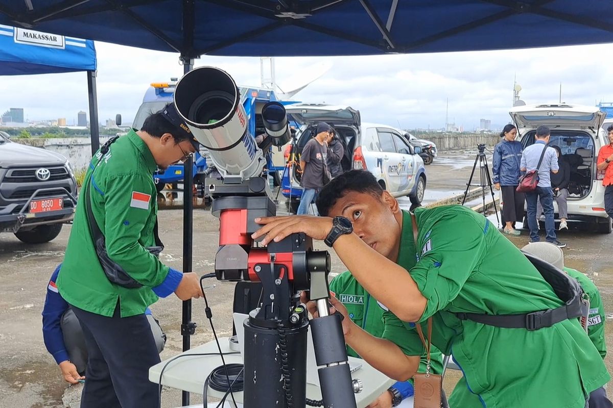 Kemenag Sulsel bersama BMKG Wilayah 4 Makasaar saat memantau hilal di Rooftop Mal GTC di Jalan Metro Tanjung Bunga, Kecamatan Talamate, Makassar, Minggu (10/3/2024) sore.