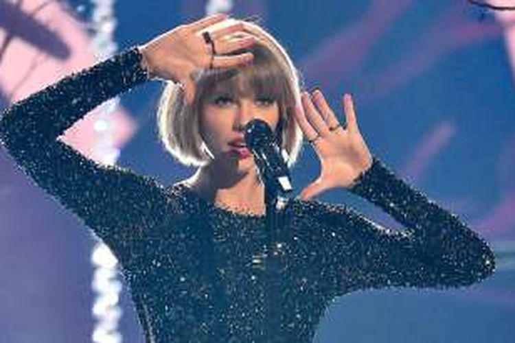 Taylor Swift tampil dengan lagu Out of The Woods untuk membuka pergelaran Grammy Awards 2016 di Staples Center, Los Angeles, California, AS, pada Senin (15/2/2016) malam waktu setempat.