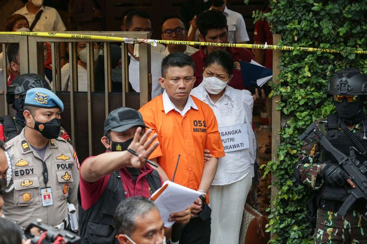 Tersangka Ferdy Sambo dan Putri Candrawathi  saat menjalani rekonstruksi kasus pembunuhan Brigadir J di rumah dinas Ferdy Sambo, Duren Tiga, Jakarta Selatan, Selasa (30/8/2022). Tim Khusus (Timsus) Polri menggelar rekonstruksi kasus pembunuhan berencana Brigadir J atau Nofriansyah Yosua Hutabarat.