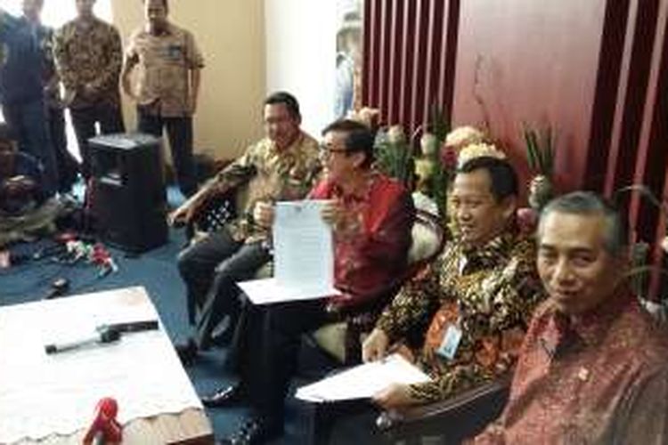 Menteri Hukum dan HAM Yasonna H Laoly saat mengumumkan pengesahan SK kepengurusan Golkar hasil Munas Riau 2009 di Gedung Kemenkumham, Jakarta, Kamis (28/1/2016).