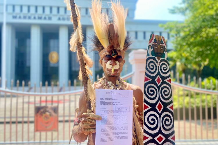 
Pejuang lingkungan hidup dari suku Awyu, Hendrikus Woro, usai menyerahkan surat kepada Mahkamah Agung di Jakarta Pusat, Senin (27/5/2024). 