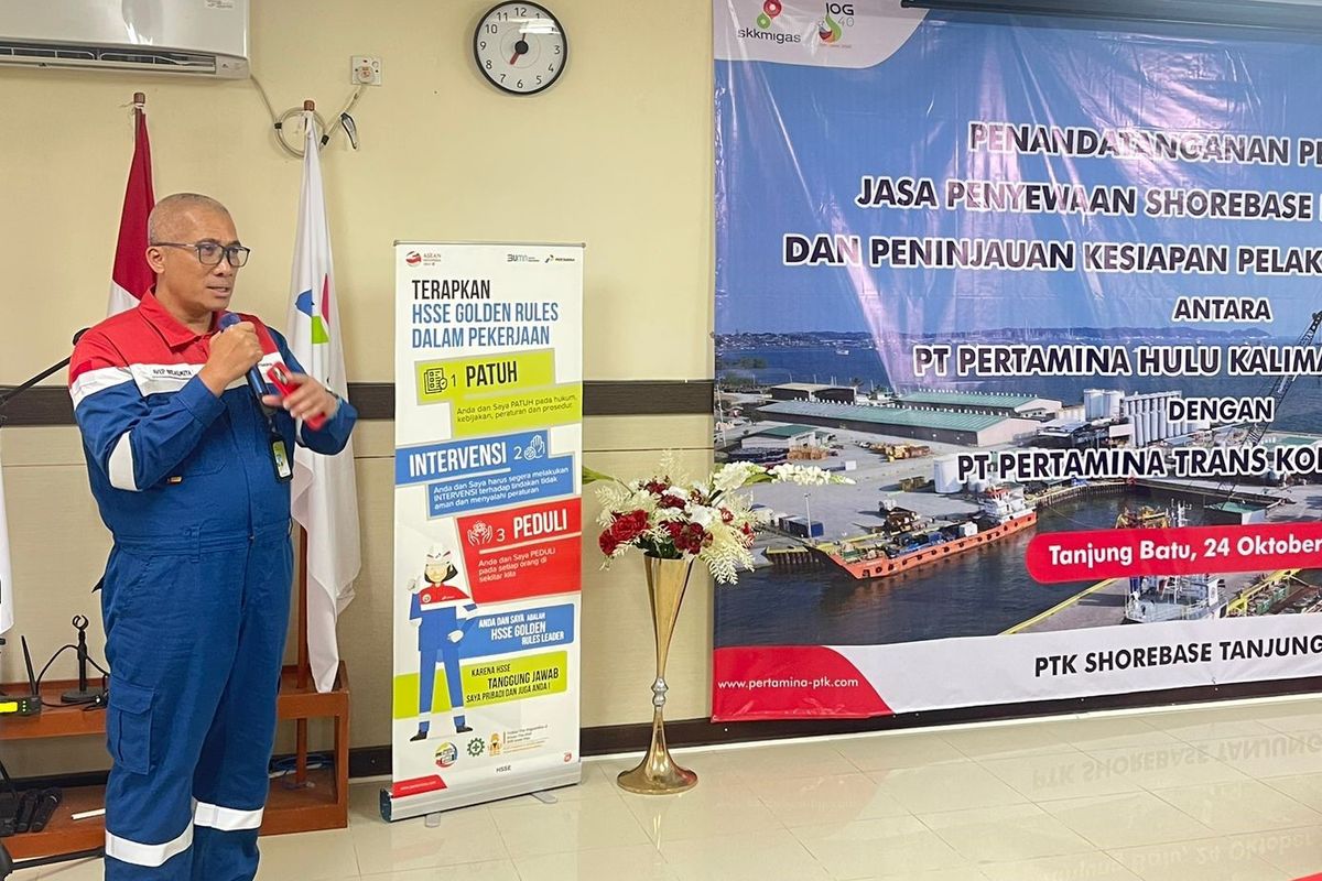 General Manager Zona 10 Avep Disasmita dalam acara penandatangana kerja sama PT Pertamina Hulu Kalimantan Timur (PHKT) terkait jasa penyewaan shorebase daerah selatan dengan konsorsium PT Pertamina Trans Kontinental (PTK) dan PT Pertamina Port and Logistics (PPL). PHKT akan menggunakan Peteka Shorebase Tanjung Batu yang dikelola PTK untuk melayani operasi hulu migas perusahaan.