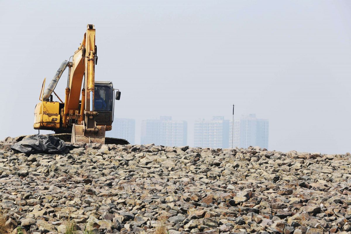 Sejumlah pekerja menyelesaikan proyek pembangunan Pulau C, Jakarta, Rabu (18/07/2018). Proyek pembangunan Pulau C hasil reklamasi masih berlanjut walau Pemerintah Provinsi DKI Jakarta telah menyegelnya pada Juni 2018 lalu.